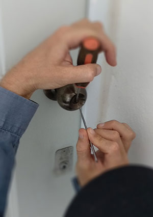 schluesseldienst-heidelberg-bei-der-tueroeffnung